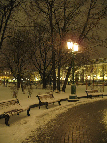 Романтичные и пустые лавочки под снегом в Александровском саду